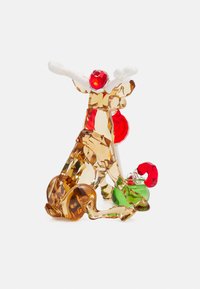 Figura in cristallo di una renna, con accenti in ambra, rosso e verde, finitura sfaccettata, posa giocosa e dettagliati palchi.