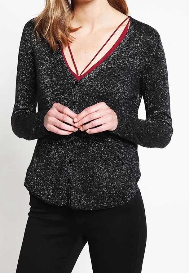Svart, glittrig långärmad kofta med V-ringning och knäppning, med kontrasterande burgundy band under.
