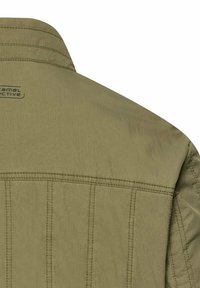 Rückseite einer olivgrünen Jacke mit verstärkten Nähten und schwarzem "Camel Active"-Logo in der Nähe des Kragens.