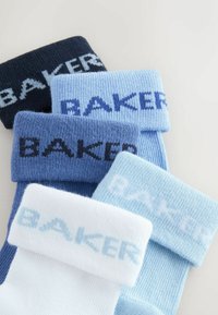 Pięć par skarpet w różnych odcieniach niebieskiego i białego, każda z teksturowanym mankietem, na którym jest utkana w kontrastowych kolorach nazwa "BAKER".