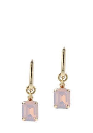 Oorbellen met goudkleurige afwerking en rechthoekige roze stenen, voorzien van klauwzettingen en een slank ringontwerp. Gladde oppervlakte met een gepolijste afwerking.