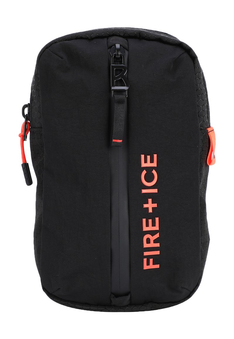 Svart ryggsäck med en hexagonal textur på ena sidan, har en djärv röd logotyp "FIRE + ICE," dragkedjesmycken i orange och en strömlinjeformad rektangulär form.