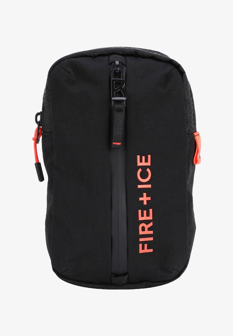 Mochila negra con una textura hexagonal en un lado, presenta un audaz logo rojo "FIRE + ICE", detalles en el zipper en naranja y una forma rectangular elegante.