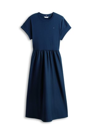 Marineblå midi-kjole med korte ermer, innsvingt i midjen og liten logo på brystet, rund halslinning og lett oppbrettede ermer.
