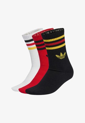 Tres pares de calcetines cortos en negro, rojo y blanco, cada uno con dos franjas horizontales amarillas y una negra, además de un logo cerca del tobillo.