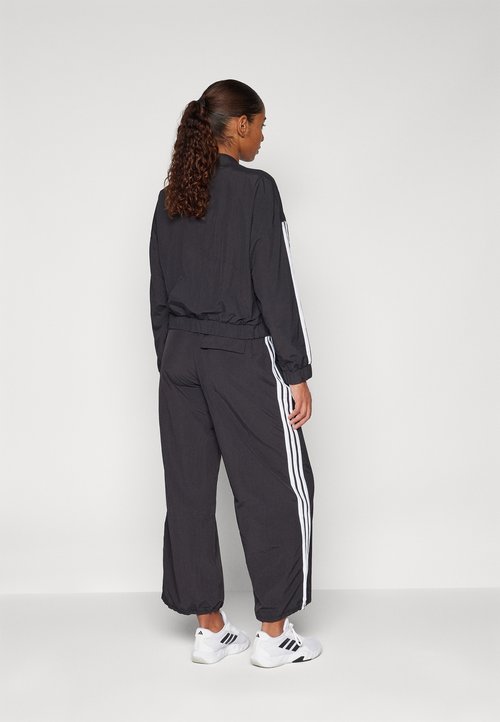 adidas Women's Essentials 3-Stripes Lifestyle Woven Parachute Tracksuit Bottoms Black/White — foto 3