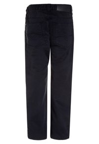 Námořnické modré kalhoty se střihovým provedením rovného střihu, elastickým pasem a dvěma zadními kapsami s kontrastním šitím. Hladká látka s minimální texturou.