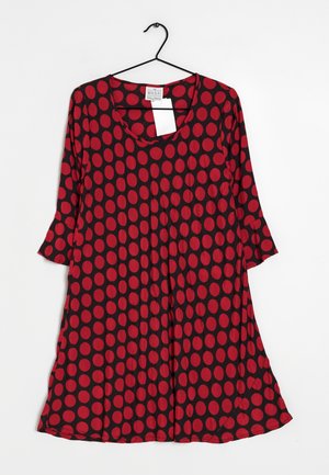 Abito rosso e nero a pois con scollatura a girocollo, maniche a tre quarti e fondo svasato. Realizzato in tessuto morbido e leggero.