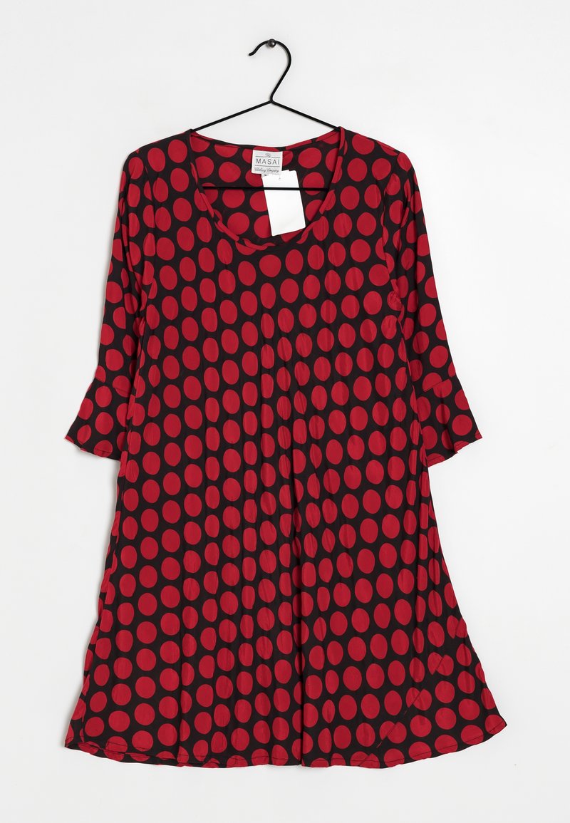 Kleid mit rot-schwarzem Pünktchenmuster, weitem Ausschnitt, Dreiviertelärmeln und einem ausgestellten Saum. Aus weichem, leichtem Stoff gefertigt.