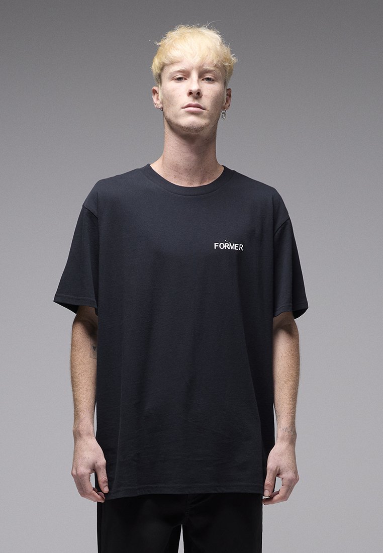 Μαύρο βαμβακερό t-shirt με άνετη εφαρμογή, κοντά μανίκια και μικρό λευκό λογότυπο "FORMER" στο στήθος. Λείο ύφασμα και μίνιμαλ σχεδιασμός.