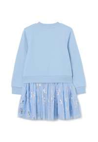 Sudadera de color azul claro con puños acanalados; combinada con una falda de tul azul con estampados de copos de nieve plateados.