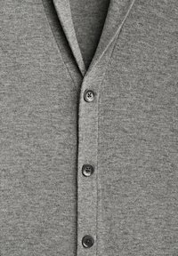 Cardigan gris en tricot avec trois boutons noirs et un col en V, montrant la partie supérieure avant du vêtement.