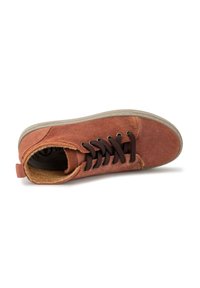 Zapatilla de ante marrón con cordones marrones oscuros, diseño de punta redonda, cuello acolchado y suela de goma de color claro. Desocupada, vista desde arriba.