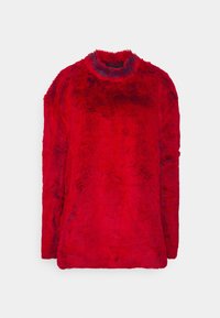 Pull en fausse fourrure rouge avec un col haut et des manches longues. Présente une texture douce et une coupe décontractée, idéale pour le port quotidien.