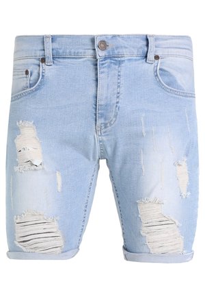 Lyseblå denimshorts med flere slidte og revnede områder, med opkørte kanter og almindelige forlommer.