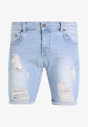 Lyseblå denimshorts med flere slidte og revnede områder, med opkørte kanter og almindelige forlommer.