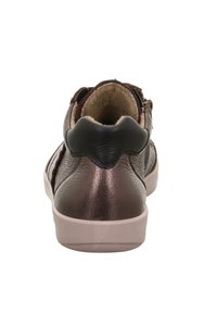 Metaliczne brązowe skórzane sneakersy widziane z tyłu, z czarną wyściełaną krawędzią i off-white gumową podeszwą na białym tle.