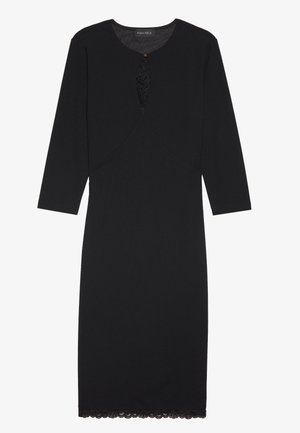 Svart kjole med 3/4-ermer, rund halsutskjæring, blonderdetalj ved brystet og bølgete kant. Mykt stoff og tettsittende design.