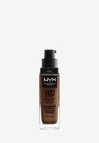 NYX Can't Stop Won't Stop full coverage foundation i en rektangulär glasflaska. Har en svart pump-topp och en medelmörk brun vätska.