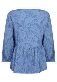 Világoskék blúz hosszú ujjakkal, kerek nyakkivágással, és egy ráncolt alsó szegéllyel, amelyet finom virágmintázat díszít.