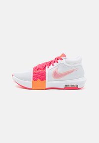 Nike tenisice s gornjim dijelom od mrežastog i teksturiranog materijala, s ružičastim naglascima, narančastim logotipom i vidljivom zračnoj amortizacijskom jedinicom.