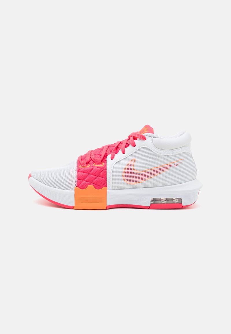Nike tenisice s gornjim dijelom od mrežastog i teksturiranog materijala, s ružičastim naglascima, narančastim logotipom i vidljivom zračnoj amortizacijskom jedinicom.
