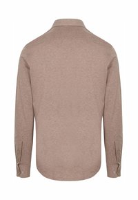 Lange mouw shirt in licht taupe, gemaakt van gladde stof. Heeft een puntkraag en knoopmanchetten. Effen achterkant zonder aanvullende graphics.