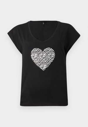 Svart t-skjorte med korte ermer og V-hals, med et sølvfarget hjerte med zebra-mønster i midten. Laget av mykt bomullsmateriale.
