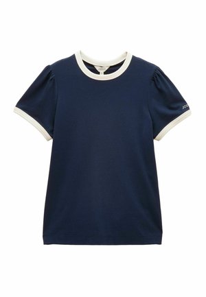 Tmavomodrá košeľa s krátkym rukávom s bielym lemovaním na golieri a okrajoch rukávov, mierne nafúknuté rukávy a malým logom na ľavom rukáve.