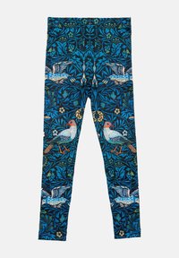 Kék virágmintás leggings, amelyeken madarak találhatók, rugalmas anyagból készült. A minta bonyolult dizájnt és változatos zöld és narancssárga díszítéseket tartalmaz.