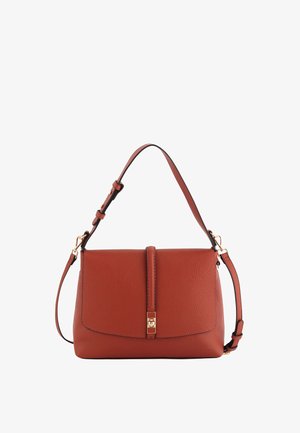 Sac à main en cuir marron texturé avec une fermeture à rabat, un fermoir doré, des bretelles ajustables et une forme rectangulaire structurée.