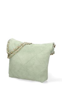 Borsa in suede verde trapuntato con tracolla in catena dorata, caratterizzata da una forma rettangolare e una texture morbida, progettata per un uso casual.