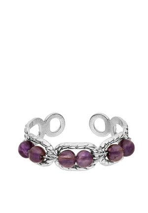Silbernes Manschettenarmband mit sechs polierten runden lila Amethystperlen, die in verdrehten Metallringen angeordnet sind.