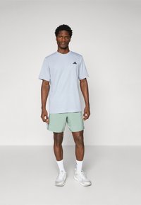 adidas Performance TRAIN ESSENTIALS - T-skjorte til trening - halo silver-coloured/black