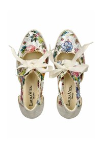 Zapatos de cordones de encaje con un patrón floral en blanco y flores multicolores. Presentan detalles brillantes en plata y un lazo suave. Superficie texturizada.