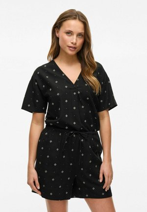 Romper nero realizzato in tessuto con una texture morbida, caratterizzato da un colletto a V, maniche corte e una vita con cordoncino, decorato con motivi geometrici.