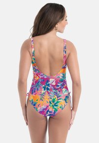 Yksiosainen uimapuku, jossa on kirkas kukkakuosi, matala selkäosa, säädettävät solmittavat sivut ja leveät olkaimet vaaleanpunaisen ja oranssin sävyissä.