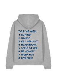 Felpa grigia con cappuccio regolabile. Sul retro presenta una scritta blu con consigli per il benessere: "Sii gentile, balla, mangia sano," ecc.