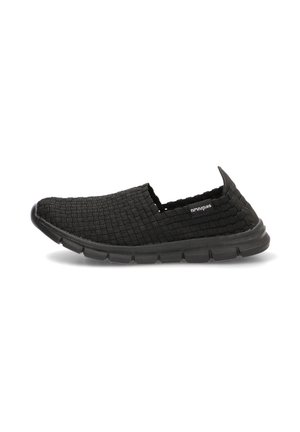 Zapato negro tejido estilo slip-on con suela flexible y lengüeta en el talón, cuenta con una parte superior de tela transpirable para uso casual.