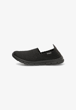 Zapato negro tejido estilo slip-on con suela flexible y lengüeta en el talón, cuenta con una parte superior de tela transpirable para uso casual.