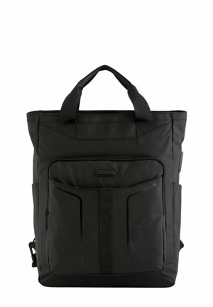 Sort totebag lavet af holdbart materiale, med en lynlåslomme foran, dobbelt korte håndtag og struktureret design med angulære detaljer.