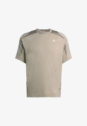 Maglietta sportiva color kaki realizzata in tessuto leggero, con scollo rotondo, maniche corte e un marchio discreto sul davanti e sulle spalle.