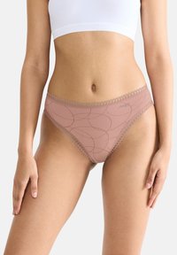 Lichtroze vrouwenbikini-onderbroek met kantafwerking, voorzien van een subtiel geometrisch patroon en zachte, rekbare stof voor comfort.