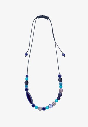 Blaue Perlenkette mit verschiedenen Blautönen und Türkis. Sie besteht aus runden und ovalen Perlen, einige mit strukturierten Mustern, an einem verstellbaren Band.