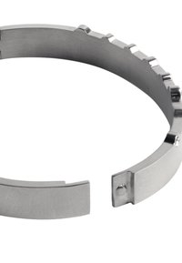 Metalowa bransoletka o szczotkowanej stali nierdzewnej, z segmentowanym wzorem, płaskimi krawędziami i otwarciem do zapięcia.