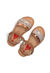 Bruine leren sandalen met een metalen patroon op de band in gouden, zilveren en bronzen tinten, voorzien van een gespsluiting rond de enkel en een gevoerd voetbed.