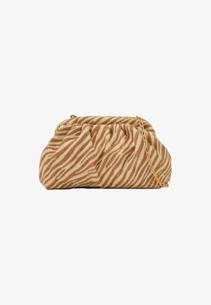 Pochette souple avec des rayures zébrées beiges et marron et une lanière chaîne dorée sur fond blanc.