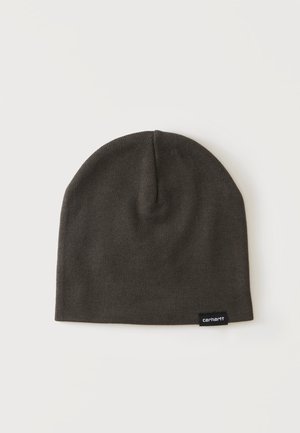 Bonnet tricoté gris foncé avec une petite étiquette Carhartt noire rectangulaire cousue près du bord inférieur sur un fond blanc.