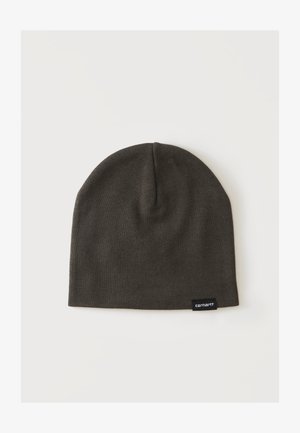 Bonnet tricoté gris foncé avec une petite étiquette Carhartt noire rectangulaire cousue près du bord inférieur sur un fond blanc.