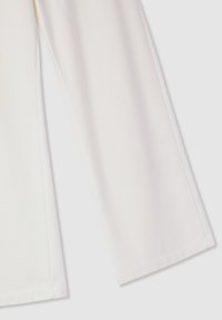 Pantaloni bianchi a gamba larga realizzati in materiale liscio. Presentano un orlo pulito e una consistenza morbida, senza chiusure visibili o motivi.